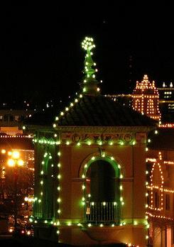 Lichterschmuck auf den Häusern von Sansibar (c) agnes24